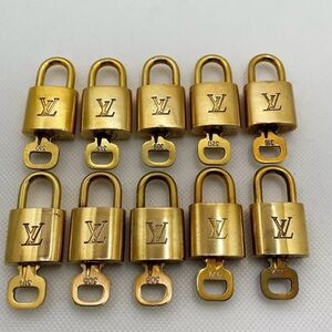 AUTHENTIC LOUIS VUITTON KEY AND LOCK